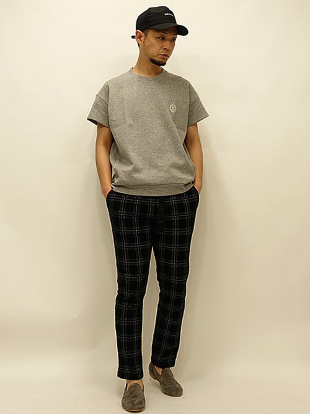 「 キャップ、オペラシューズ、 チェックパンツ、 CA4LA、 スリーブラインドマイス、ドロップショルダー、 アルコレッタパドローネ、エンハーモニックタヴァーン、 タータンチェック、 半袖スウェット」｜「Enharmonic TAVERNのドロップショルダースウェット（Tシャツ/カットソー、グレー系）」を使った、セキさん（メンズ・180cm）の春コーディネートの1枚目の写真