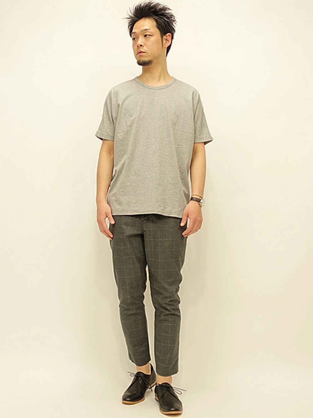 「テーパードパンツ、ビッグシルエット、ドルマンスリーブ、 スリーブラインドマイス、プレーントゥ、 アルコレッタパドローネ、アンクルカット、 短靴、イチマイルグラトリー、 はんぱ丈パンツ」｜「ICHIMILE GRATORYのドルマンスリーブT（Tシャツ/カットソー、グレー系）」を使った、セキさん（メンズ・180cm）の春コーディネートの1枚目の写真