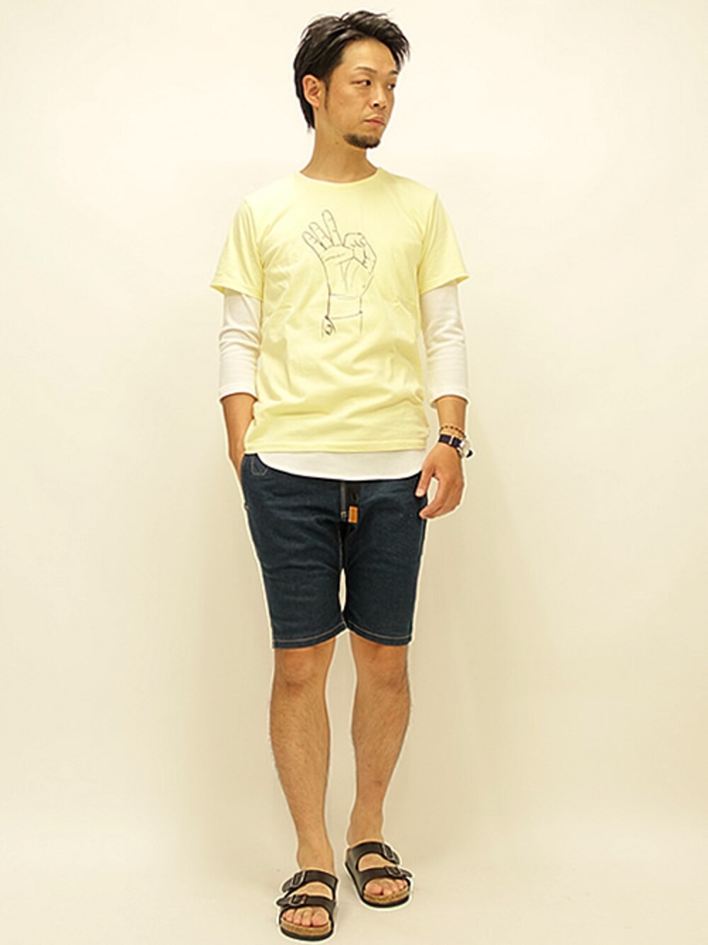 イエロー系のTシャツ/カットソー、ブルー系のその他パンツを着用したメンズの夏コーディネートの1枚目の写真