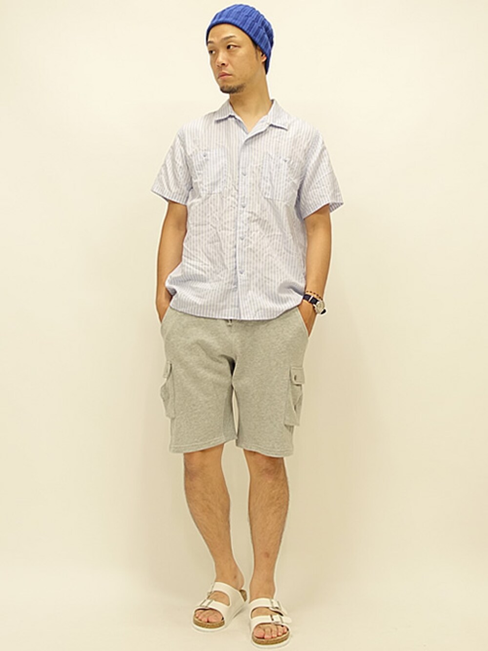 ブルー系のシャツ/ブラウス、グレー系のその他パンツ、ブルー系のニットキャップ/ビーニーを着用したメンズの夏コーディネートの1枚目の写真
