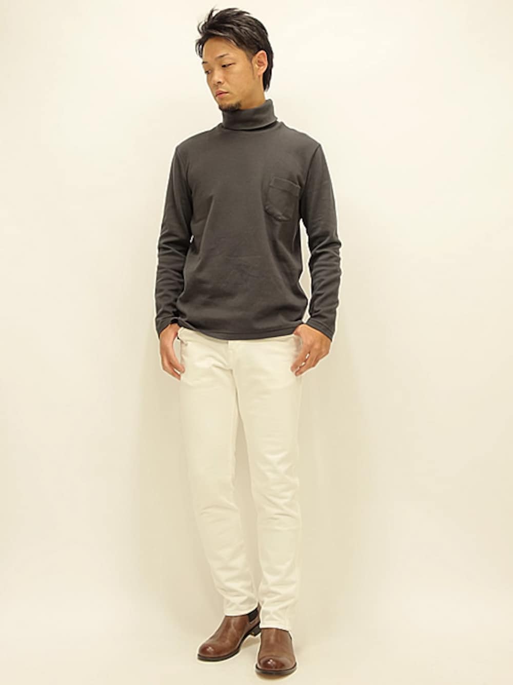 グレー系のTシャツ/カットソー、ホワイト系のその他パンツ、ブラウン系のブーツを着用したメンズの秋コーディネートの1枚目の写真