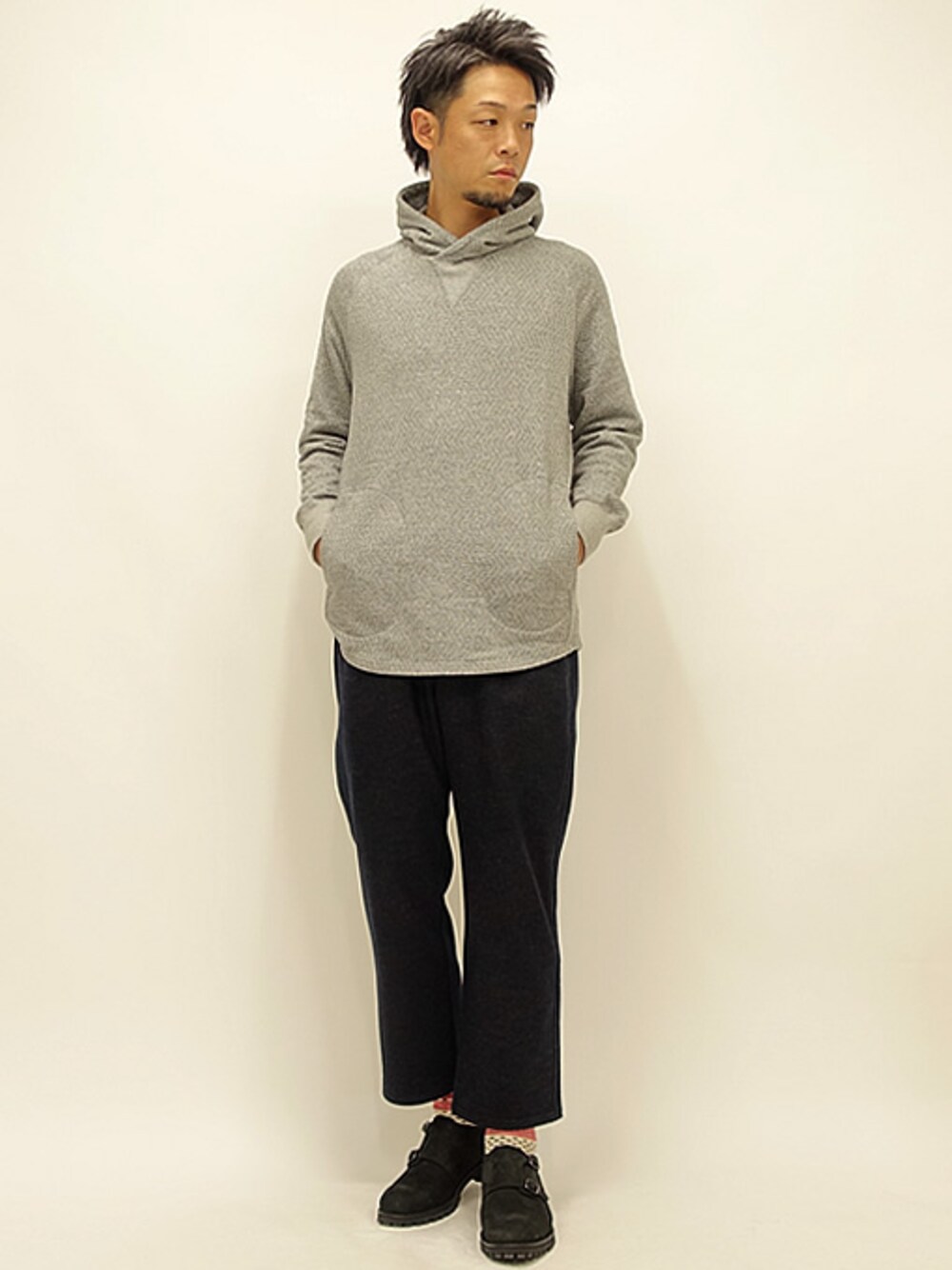 「 パドローネ、 イージーパンツ、カーリー、 プルオーバーパーカー、 ウールパンツ、 ジャガード、 スウェットパーカー、 アンクルカットパンツ、ダブルモンクシューズ、ダブルモンクストラップ」｜「Curlyのジグジャガード裏毛パーカー（パーカー、グレー系）」を使った、セキさん（メンズ・180cm）の秋コーディネートの1枚目の写真