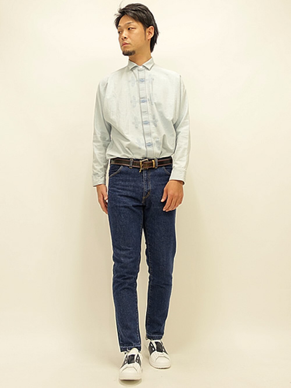 「 パドローネ、 デニムシャツ、 デニムパンツ、 アルコレッタパドローネ、ナゲッツ、 バイカラースニーカー、 ドルマンスリーブシャツ、 カンフーシャツ、 ５ポケットパンツ」｜「Nuggetsのドルマンスリーブカンフーシャツ（シャツ/ブラウス、ブルー系）」を使った、セキさん（メンズ・180cm）の秋コーディネートの1枚目の写真
