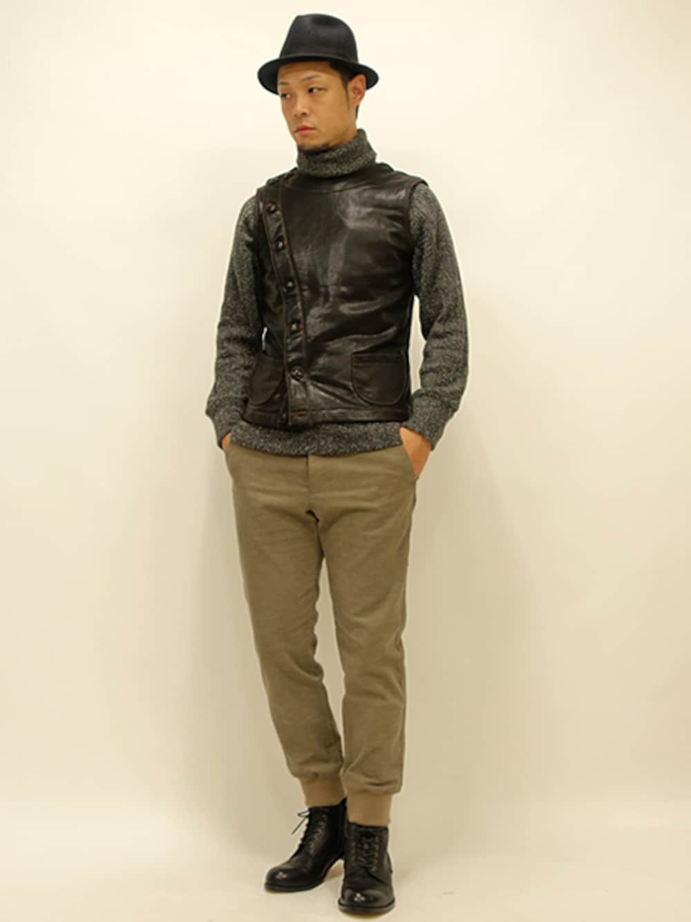 ブラック系のベスト、ベージュ系のその他パンツを着用したメンズの秋コーディネートの1枚目の写真