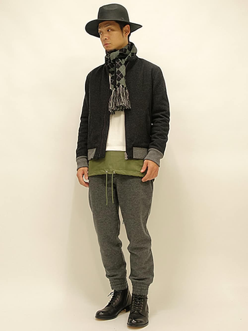 「 パドローネ、 スウェット、 ウールパンツ、 サンディニスタ、 ディスカバード、 チャッカーブーツ、 つば広ハット、マム、 オイルカットメルトンジャケット、 モッズカットソー」｜「M.A.Mのオイルカットメルトンブルゾン（ミリタリージャケット、ブラック系）」を使った、セキさん（メンズ・180cm）の冬コーディネートの1枚目の写真