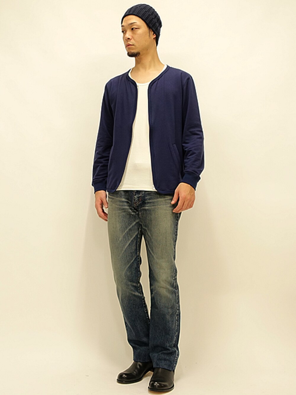 ブルー系のカーディガン/ボレロ、ホワイト系のTシャツ/カットソー、ブルー系のデニムパンツを着用したメンズの冬コーディネートの1枚目の写真