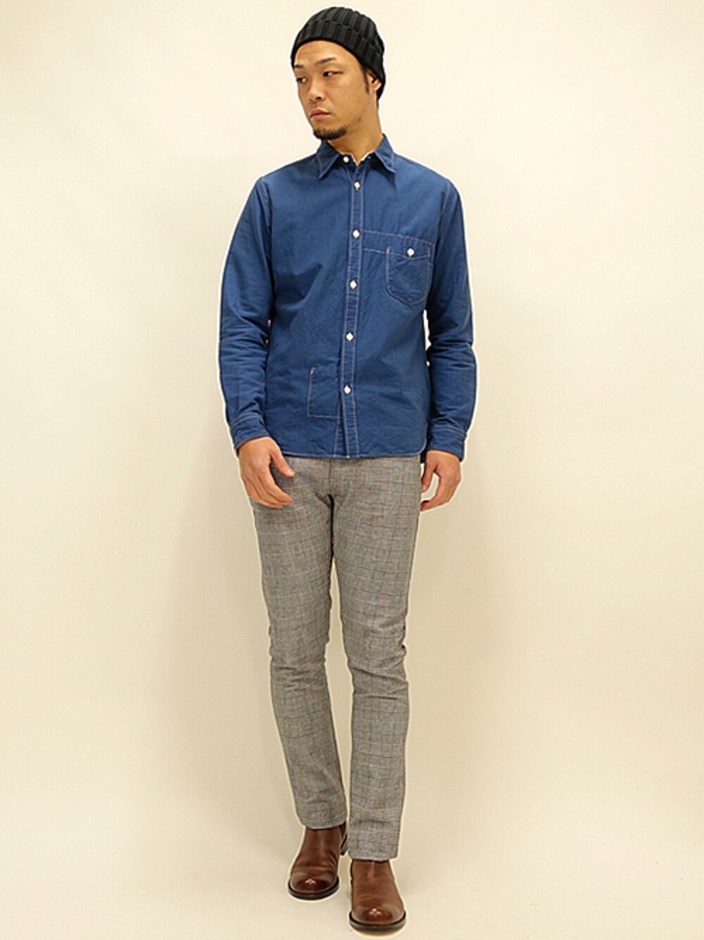 ブルー系のシャツ/ブラウス、ブラウン系のブーツ、ブラック系のニットキャップ/ビーニーを着用したメンズの冬コーディネートの1枚目の写真