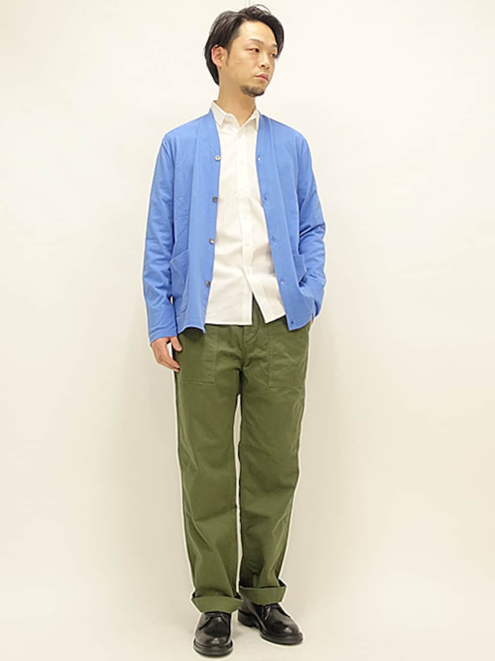 ブルー系のカーディガン/ボレロ、ホワイト系のシャツ/ブラウス、グリーン系のチノパンツを着用したメンズの冬コーディネートの1枚目の写真