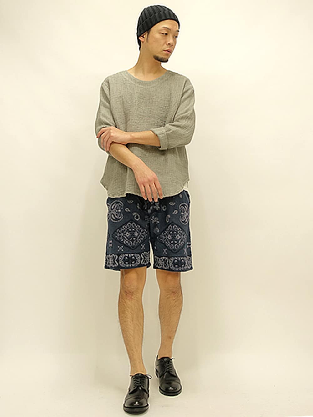 グレー系のシャツ/ブラウス、ブルー系のその他パンツ、ブラック系のその他シューズを着用したメンズの冬コーディネートの1枚目の写真