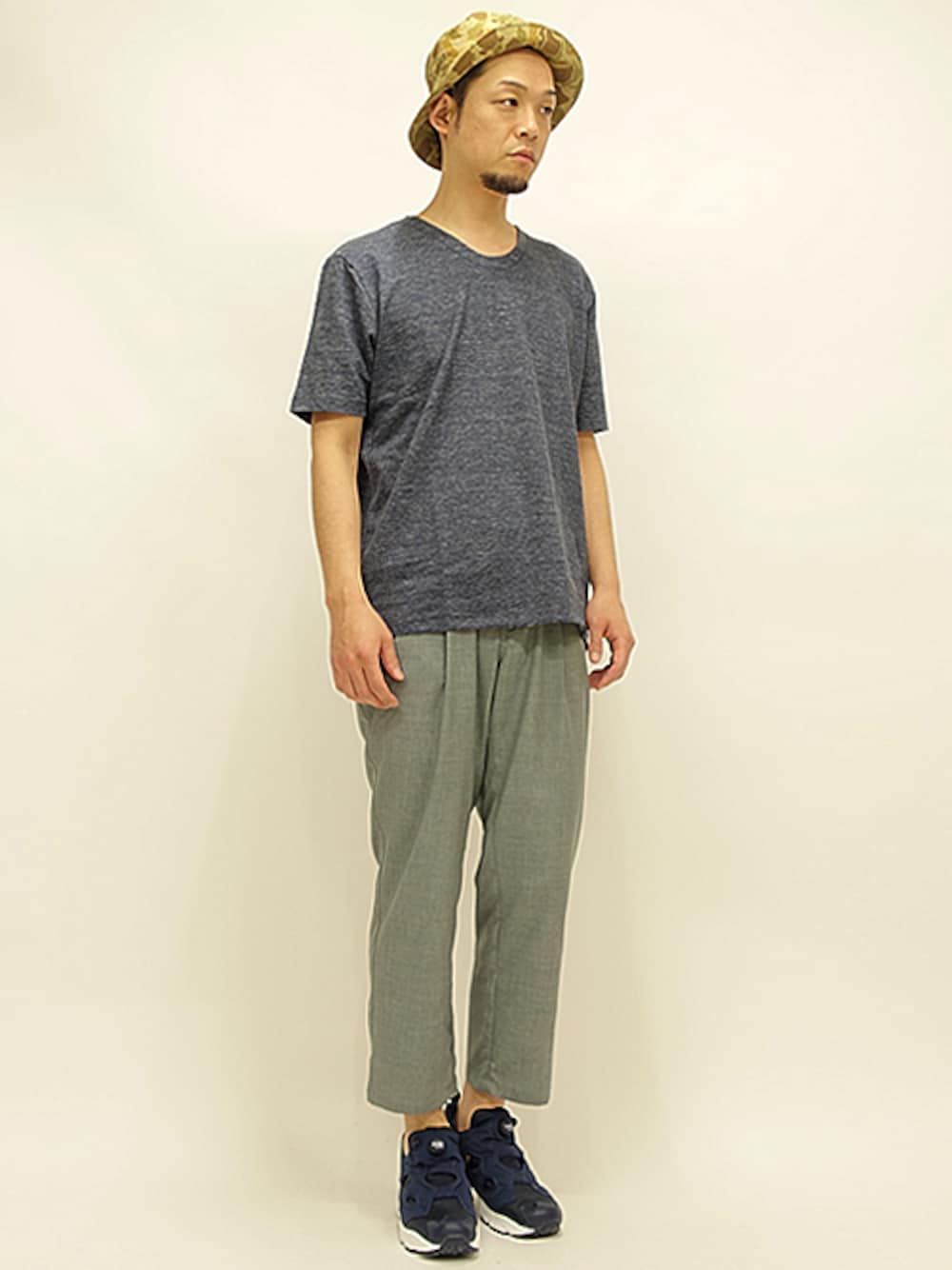 ブルー系のTシャツ/カットソー、グレー系のその他パンツ、ブルー系のスニーカーを着用したメンズの春コーディネートの1枚目の写真