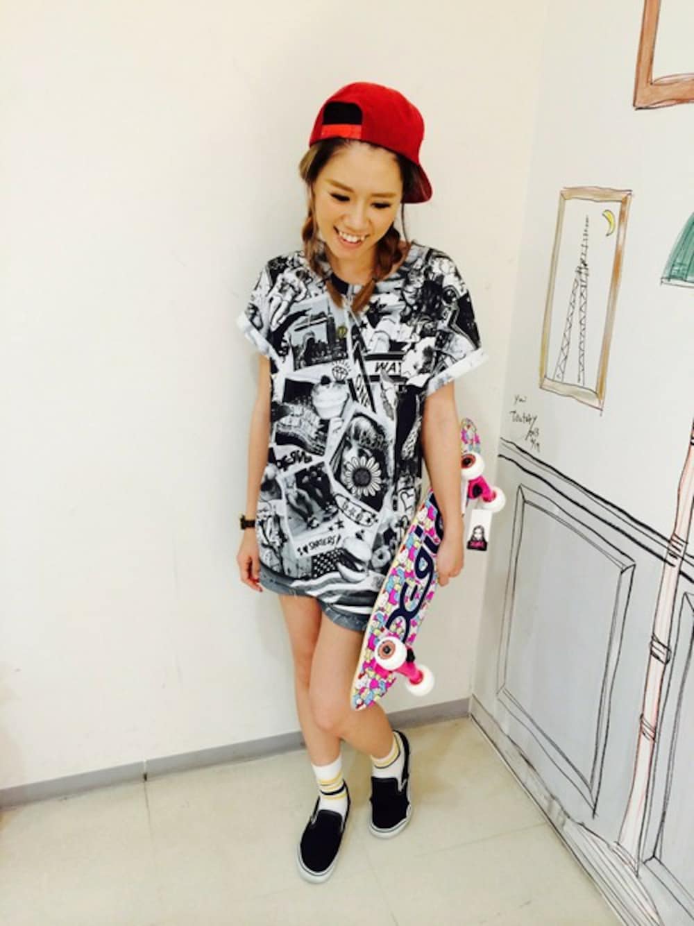 「VANS、キャップ、スケボー、x-girl、プリントT、デニムショートパンツ、みつあみ、スケータースタイル、コラージュ、キャップ後ろかぶり」｜「X-girlのACTION S/S BIG TEE（Tシャツ/カットソー、ブラック系）」を使った、NARUさん（レディース・162cm）の夏コーディネートの1枚目の写真