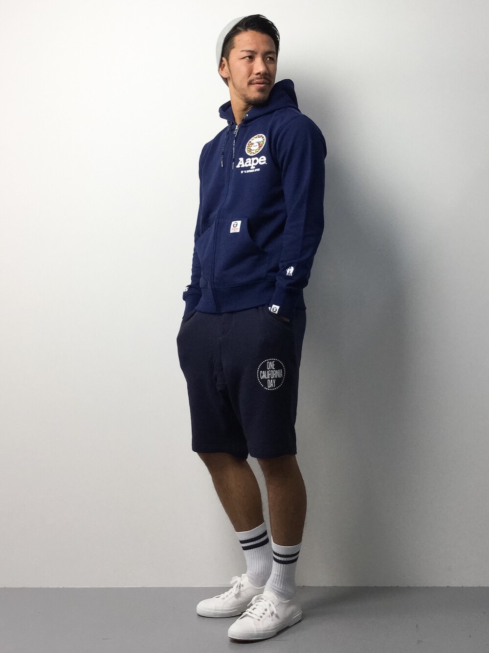 「スニーカー、ニット帽、ラフ、春、春コーデ」｜「AAPE BY A BATHING APEのAAPE SW SWEAT HOODIE：ワンポイントフーディ（パーカー、ブルー系）」を使った、ryoma nagaokaさん（メンズ・182cm）の春コーディネートの1枚目の写真