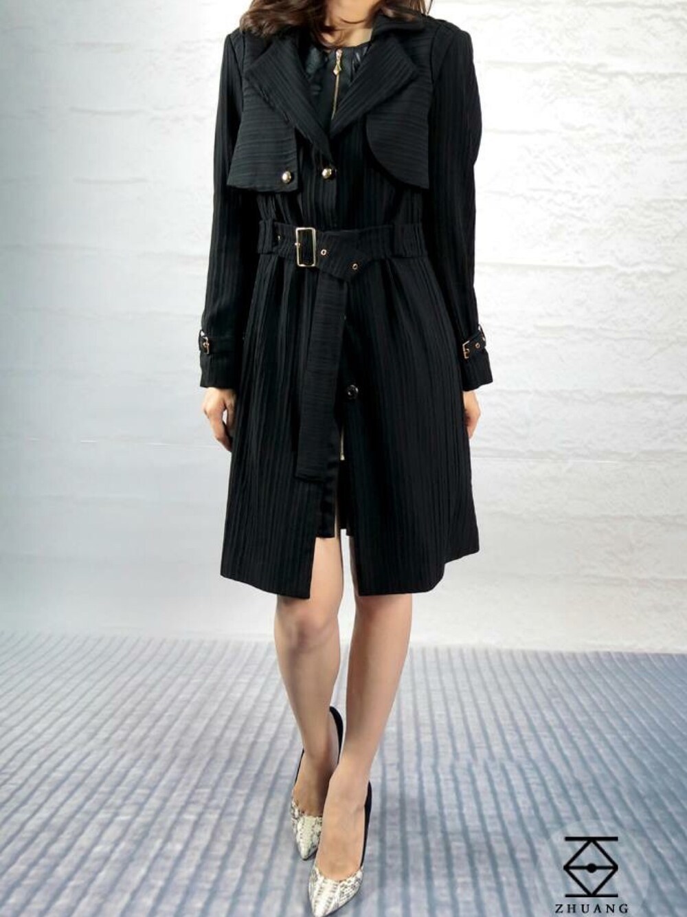 「trench coat、black」｜「zhuangのアイテム（トレンチコート、ブラック系）」を使った、ZHUANGさん（レディース・158cm）の夏コーディネートの1枚目の写真