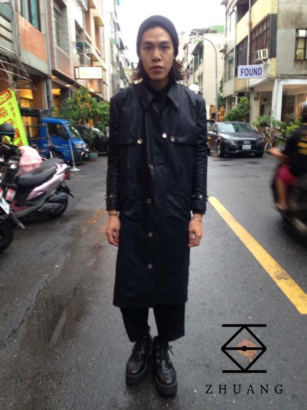 「trench coat」｜「zhuangのアイテム（トレンチコート、ブラック系）」を使った、ZHUANGさん（メンズ・170cm）の夏コーディネートの1枚目の写真