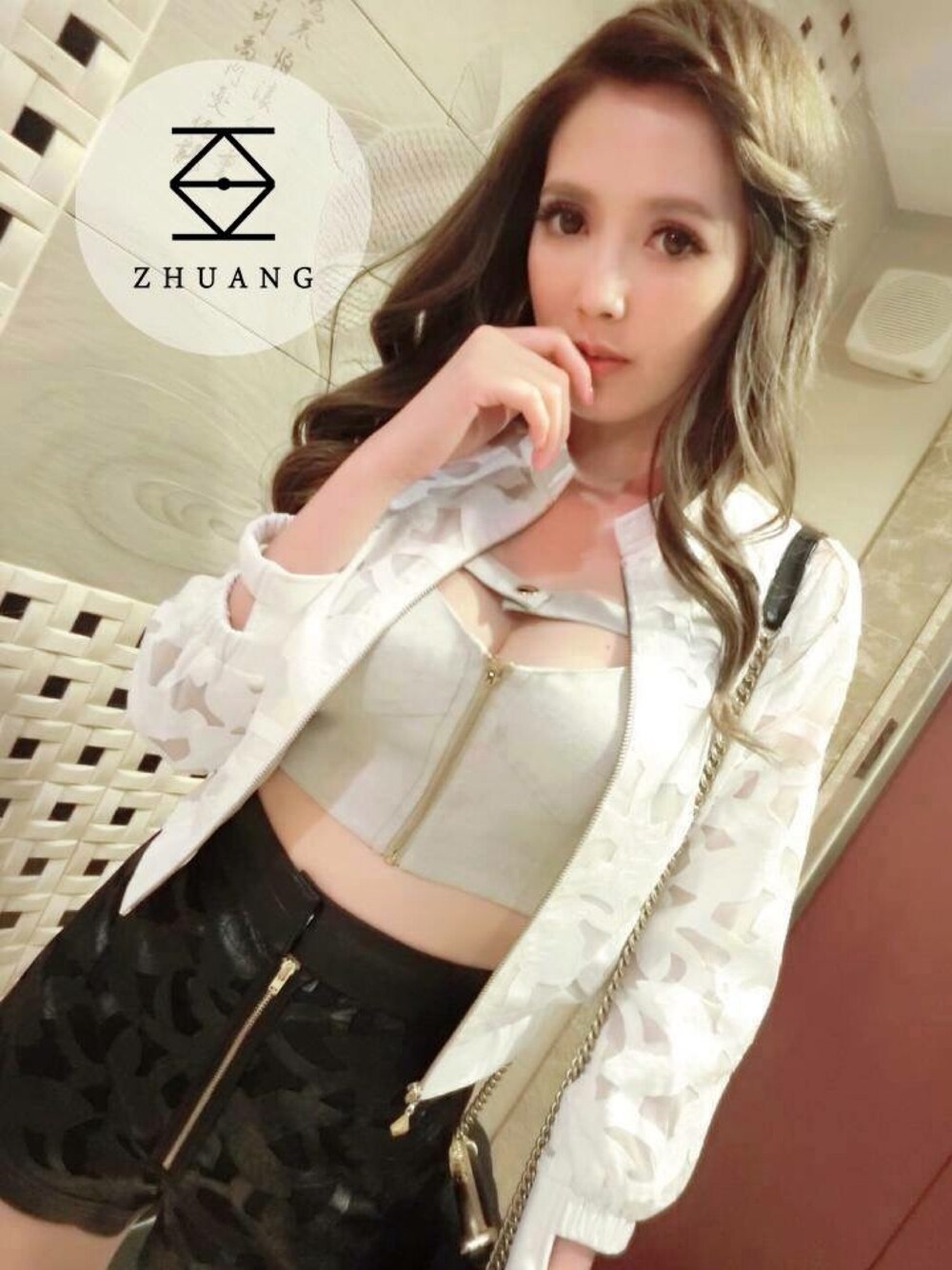 「zhuangのアイテム（スタジャン、ホワイト系）」を使った、ZHUANGさん（レディース・168cm）の夏コーディネートの1枚目の写真