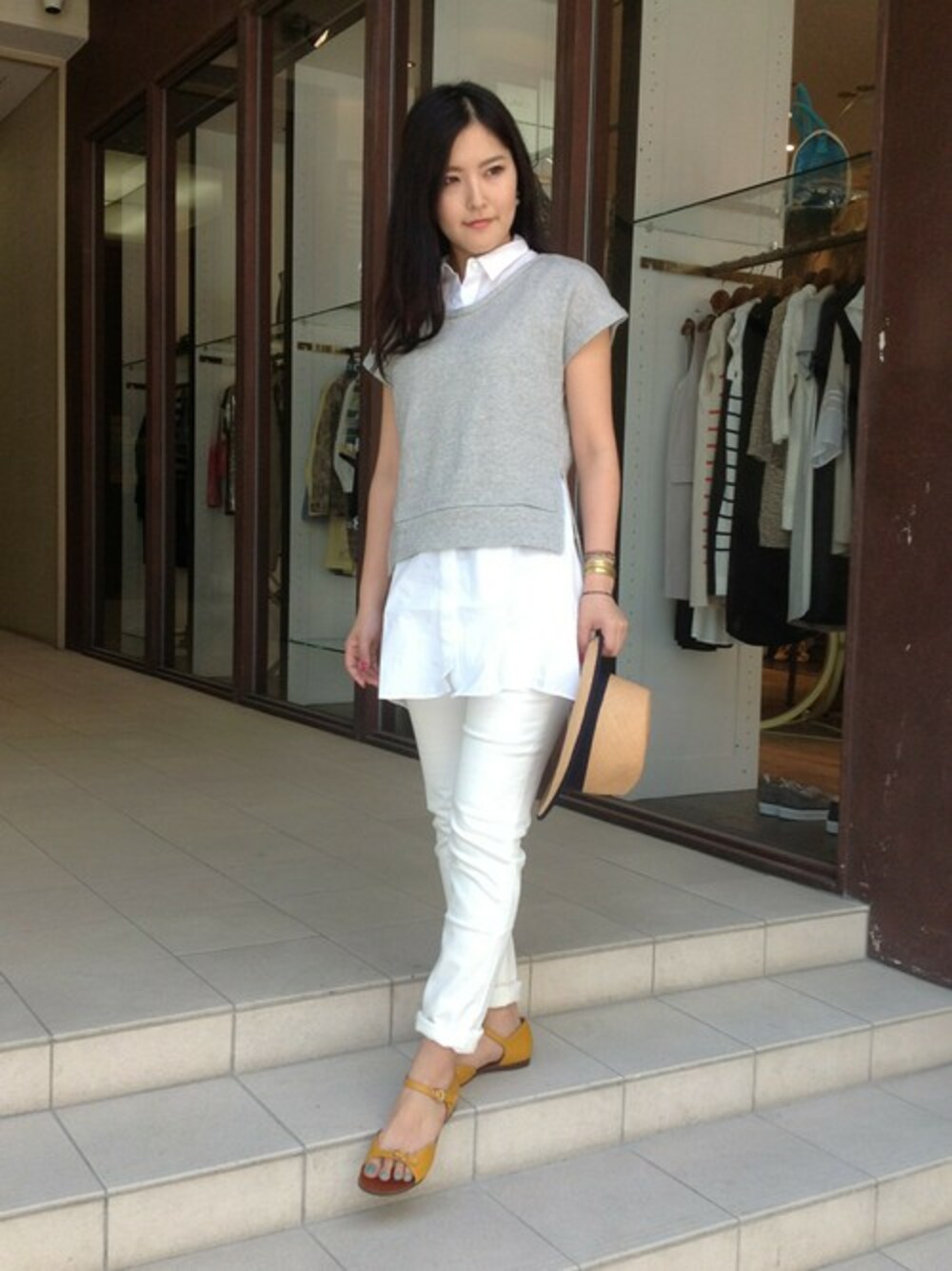 「大人カジュアル、ホワイトパンツ、ペタンコサンダル」｜「B'2ndのBLANC basque(ブランバスク)　レイヤードOP(080)（チュニック、グレー系）」を使った、B'2nd re'quaさん（レディース・163cm）の春コーディネートの1枚目の写真