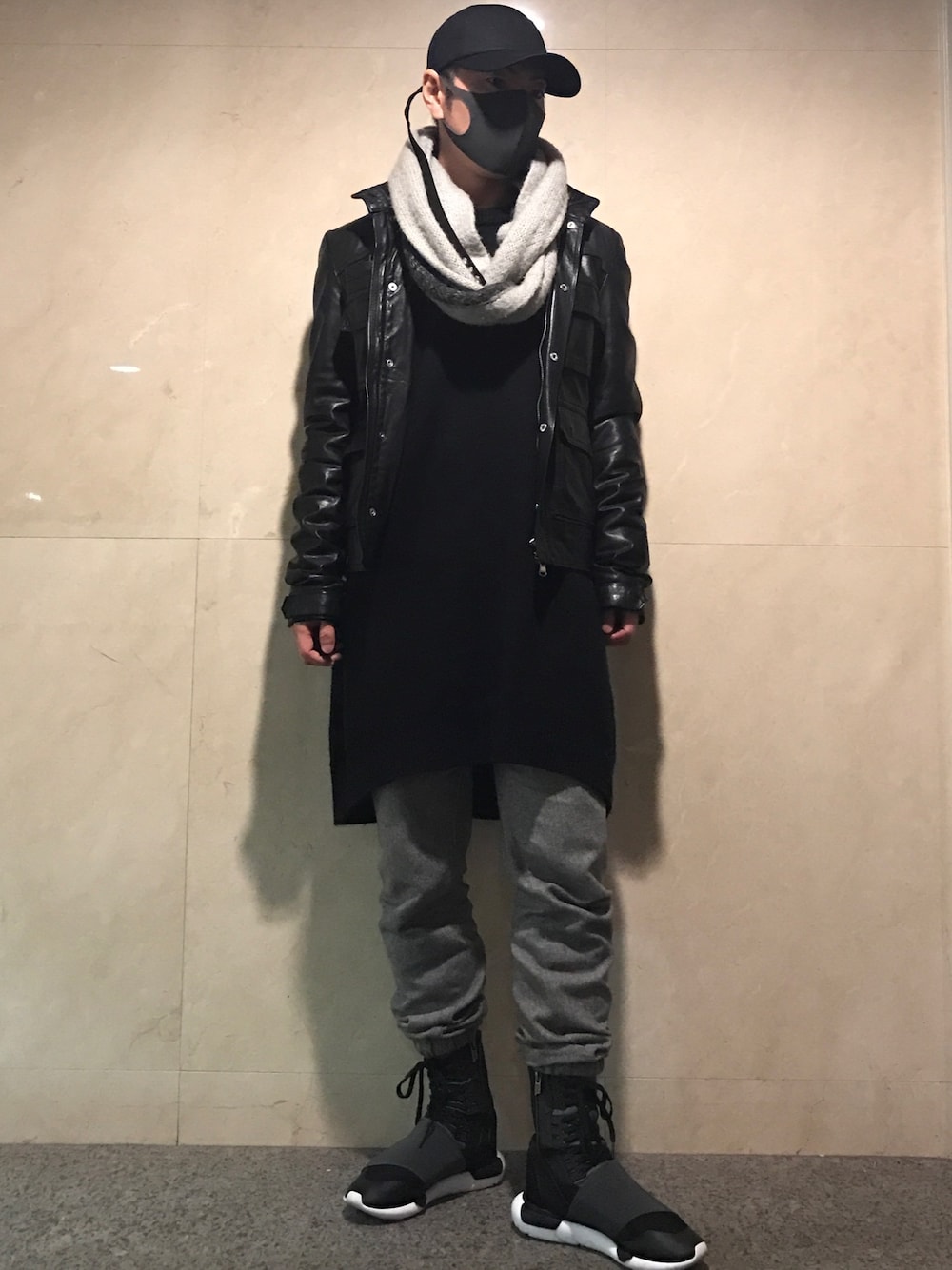 「モノトーン、black、黒、adidas、冬、カジュアルコーデ、ロング丈、キャップ」｜「DIESELのアイテム（ストール/ショール、グレー系）」を使った、まんちさん（メンズ・166cm）の冬コーディネートの1枚目の写真