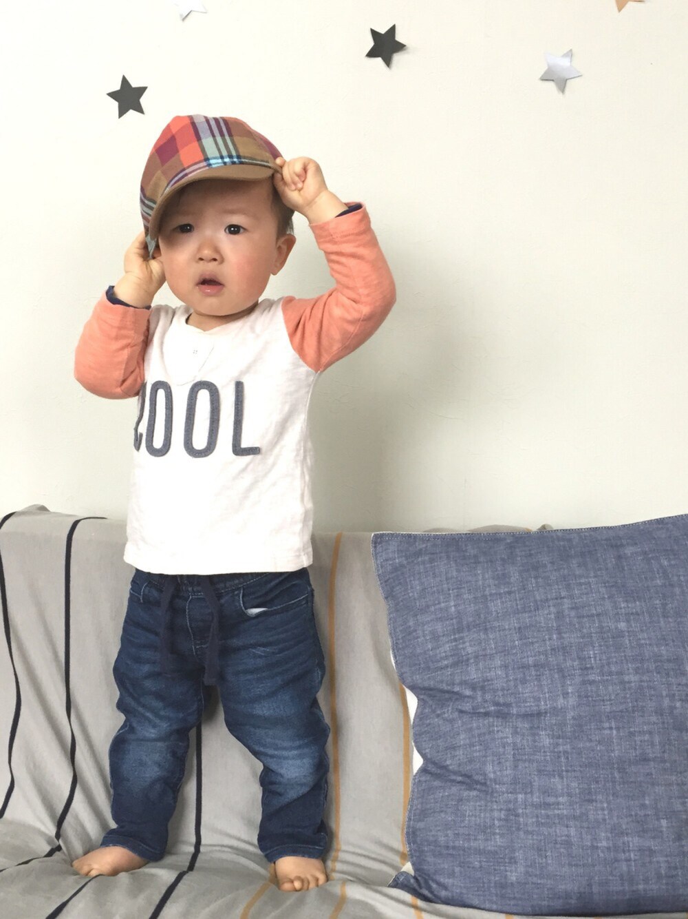 「カジュアル、キャップ、おとこのこ、1歳」｜「babyGAPのアイテム（Tシャツ/カットソー、ピンク系）」を使った、H☺︎Kさん（キッズ・80cm）の春コーディネートの1枚目の写真