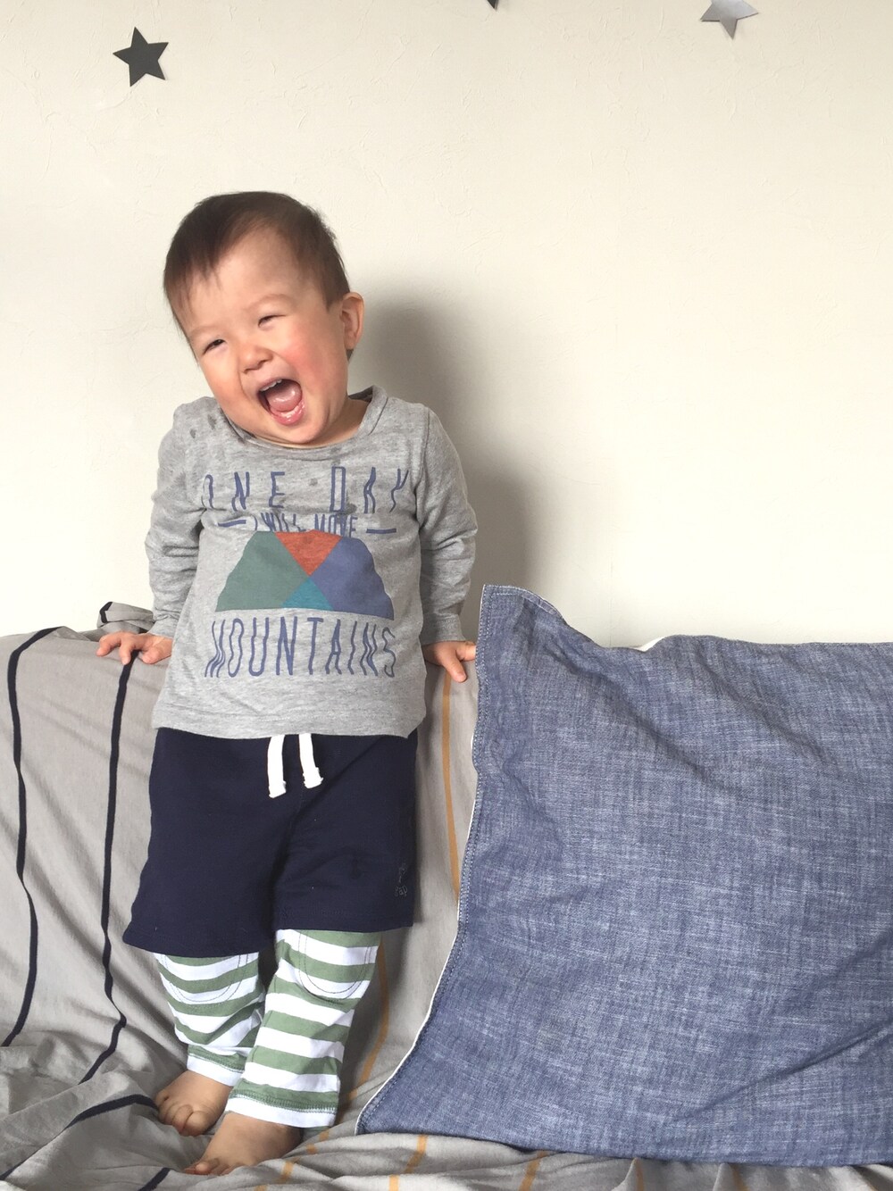 「スポーツミックス、おとこのこ、1歳」｜「OLD NAVYのアイテム（Tシャツ/カットソー、グレー系）」を使った、H☺︎Kさん（キッズ・80cm）の春コーディネートの1枚目の写真