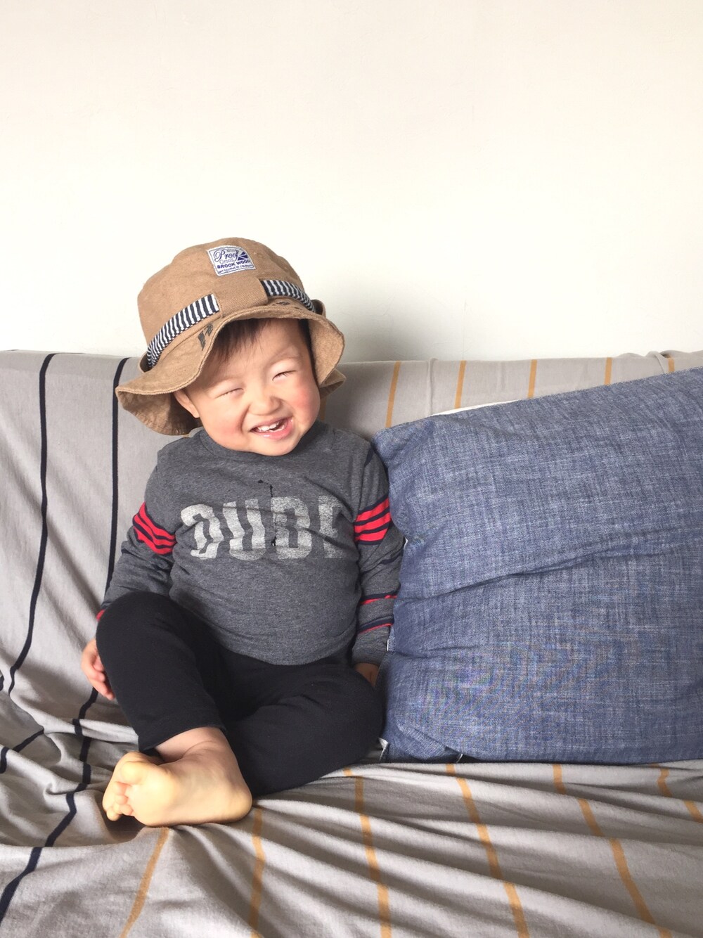 「バケットハット、1歳、おとこのこ」｜「赤ちゃん本舗のアイテム（ハット、ブラウン系）」を使った、H☺︎Kさん（キッズ・80cm）の春コーディネートの1枚目の写真