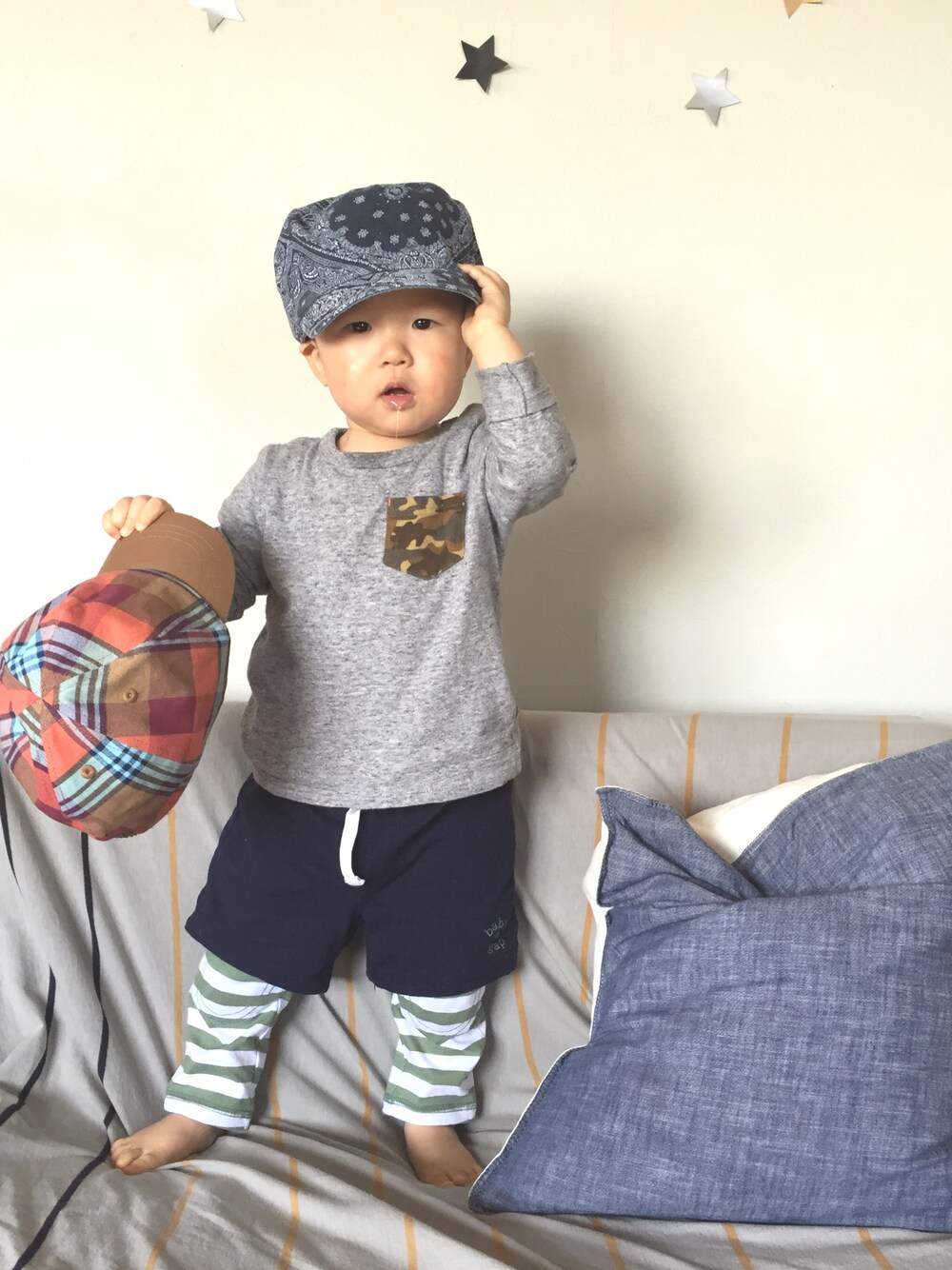 「ワークキャップ、ボーダー、1歳、おとこのこ」｜「UNIQLOのアイテム（Tシャツ/カットソー、グレー系）」を使った、H☺︎Kさん（キッズ・80cm）の春コーディネートの1枚目の写真