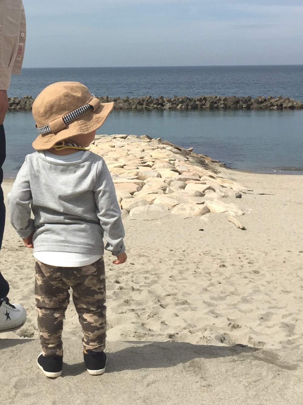 「海、バケットハット、カモフラ、1歳」｜「赤ちゃん本舗のアイテム（ハット、ブラウン系）」を使った、H☺︎Kさん（キッズ・80cm）の春コーディネートの1枚目の写真