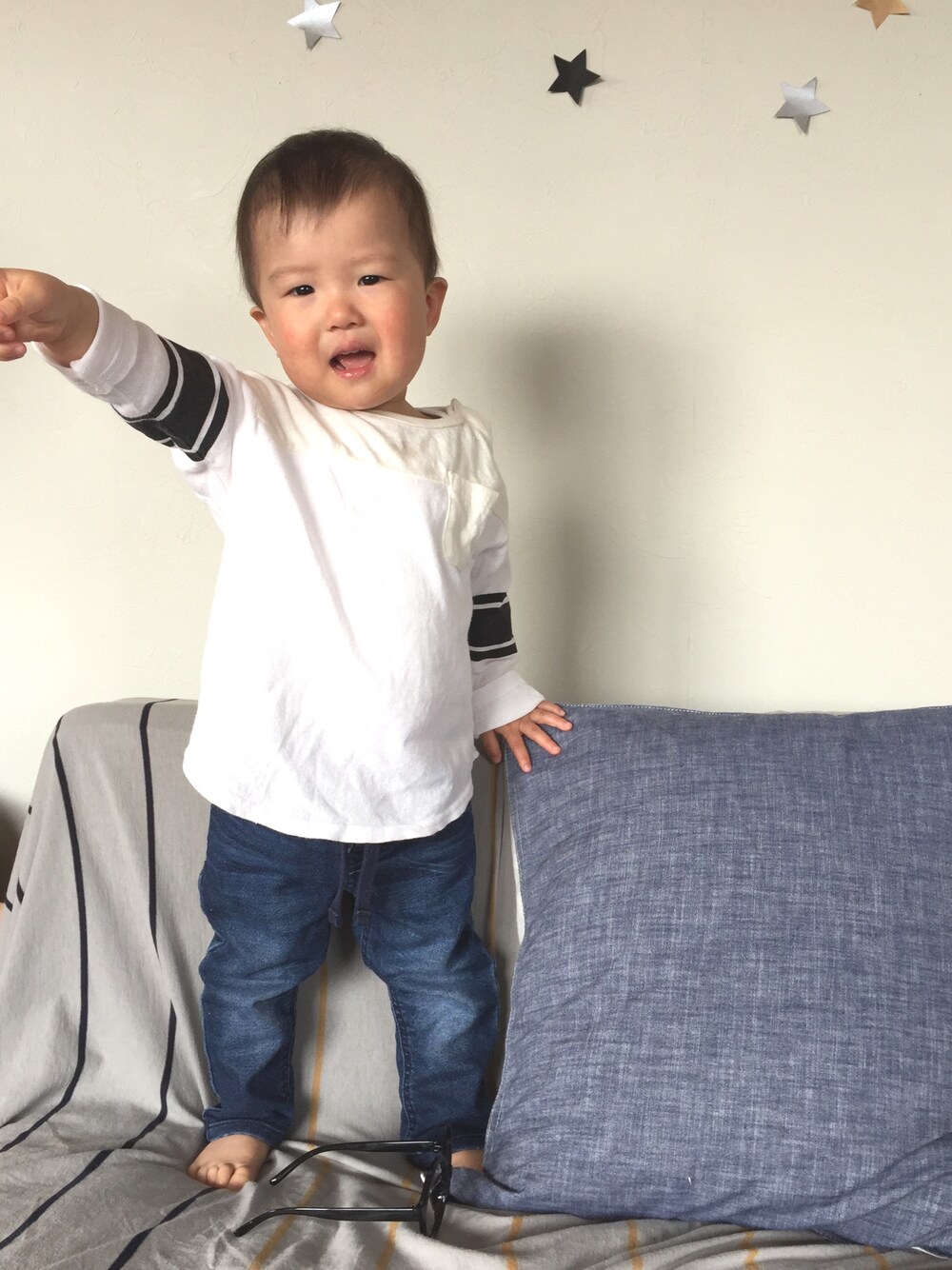 「カジュアル、シンプル、1歳、おとこのこ」｜「BREEZEのアイテム（Tシャツ/カットソー、ホワイト系）」を使った、H☺︎Kさん（キッズ・80cm）の春コーディネートの1枚目の写真