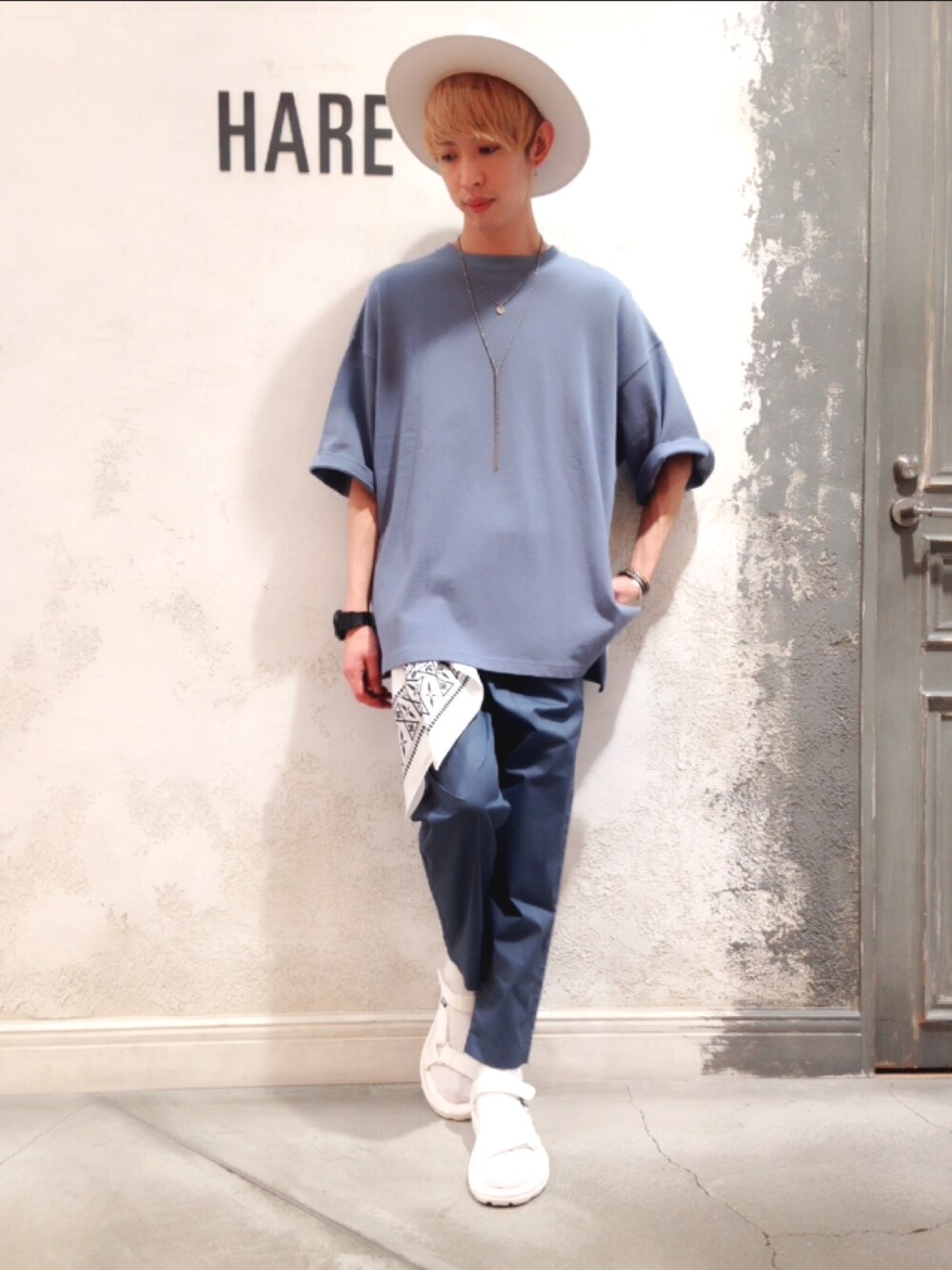 ブルー系のTシャツ/カットソー、ブルー系のその他パンツ、ホワイト系のサンダルを着用したメンズの夏コーディネートの1枚目の写真