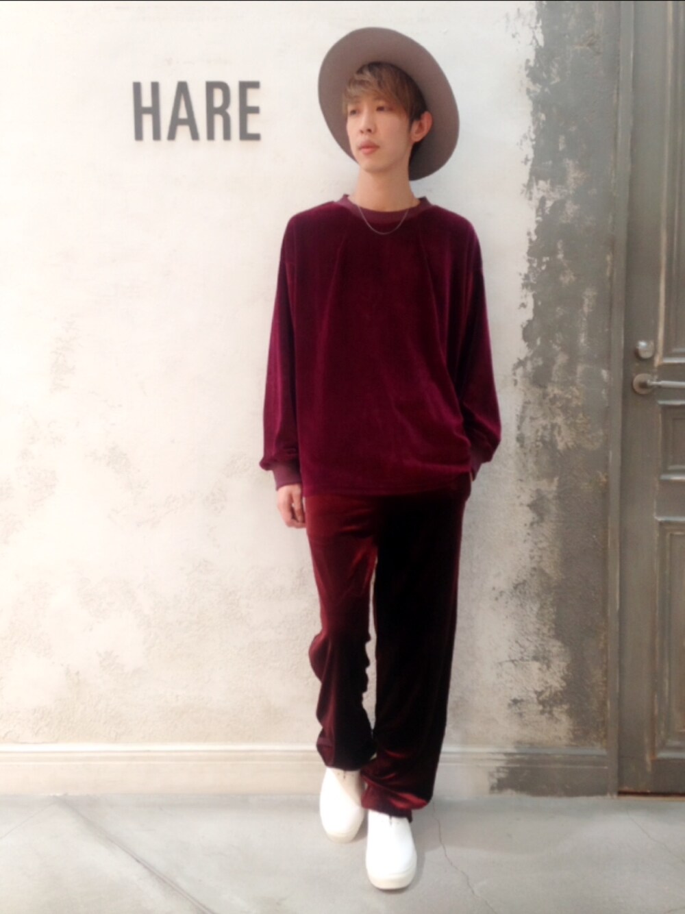 レッド系のTシャツ/カットソー、レッド系のその他パンツ、ホワイト系のスニーカーを着用したメンズの秋コーディネートの1枚目の写真