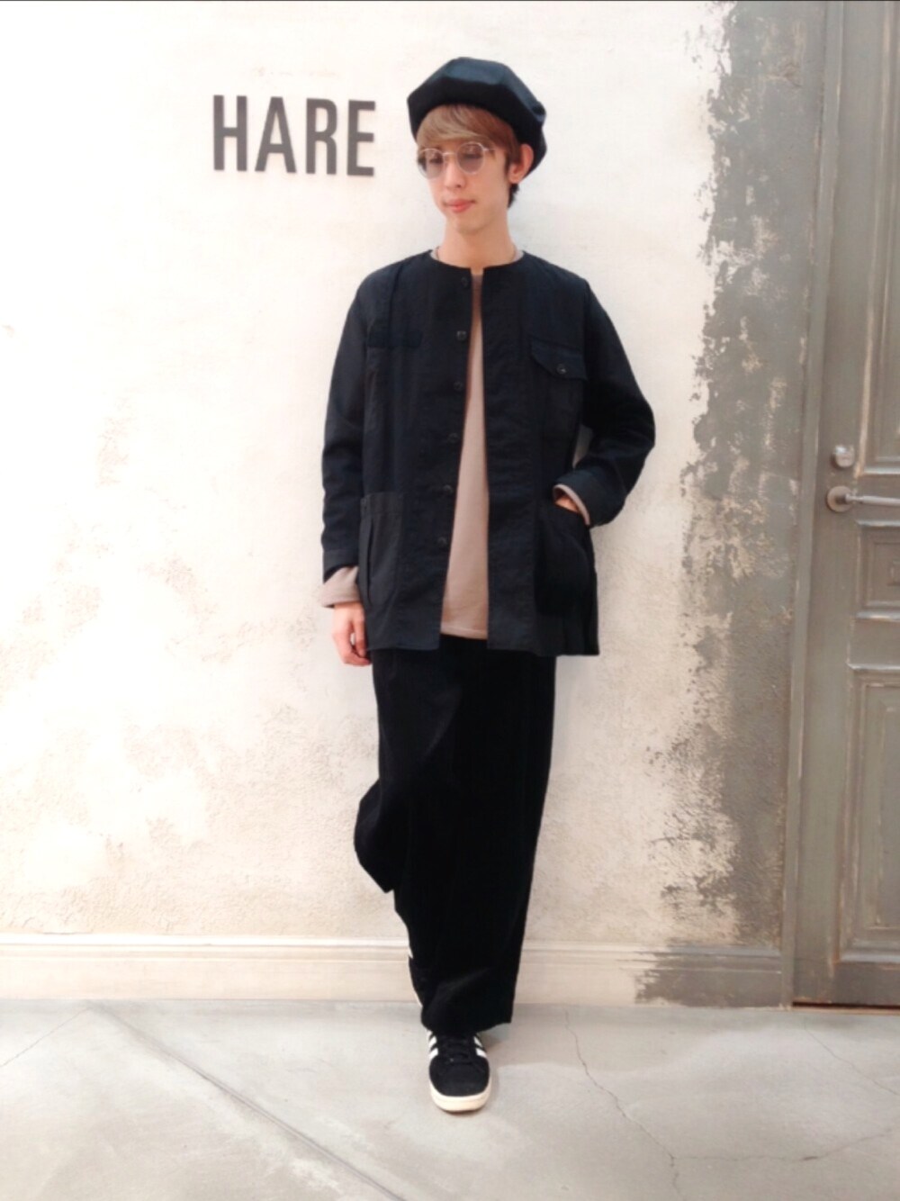 「シンプル、カジュアル、大人カジュアル、きれいめカジュアル、streetstyle、HARE、ミリタリー、パッチワーク、adidas、ワイドパンツ」｜「HAREのパッチワークミリタリーシャツ(HARE)（シャツ/ブラウス、ブラック系）」を使った、藤森大輝さん（メンズ・172cm）の秋コーディネートの1枚目の写真
