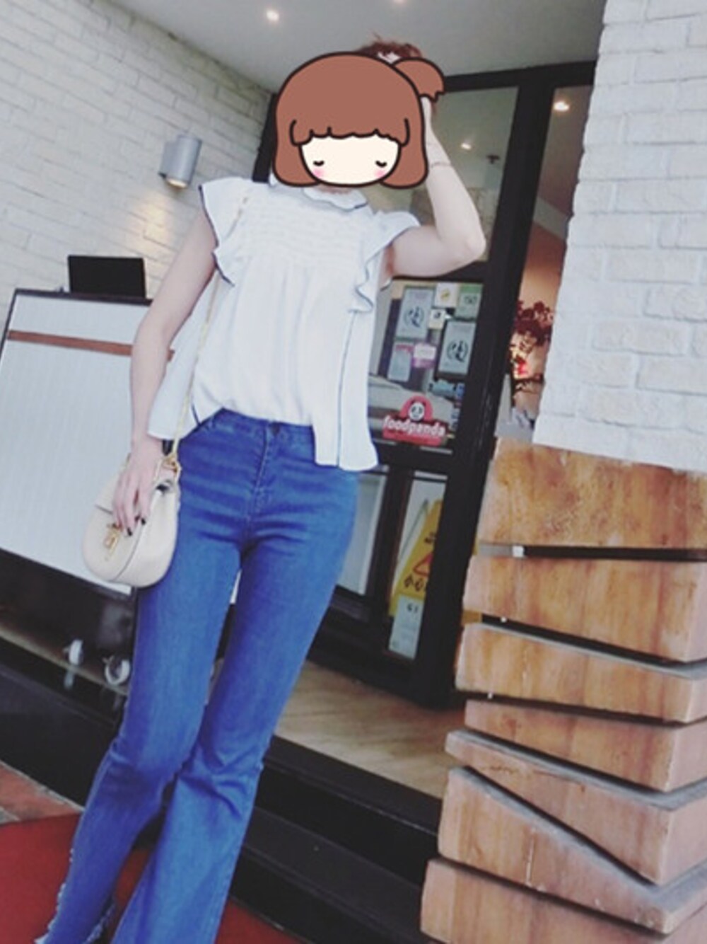 ホワイト系のTシャツ/カットソーを着用したレディースの夏コーディネートの1枚目の写真