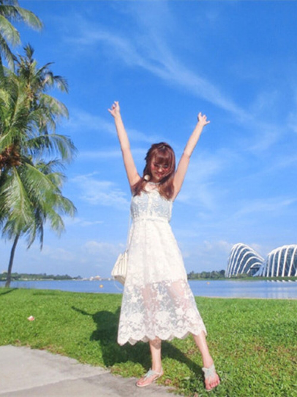 ホワイト系のワンピースを着用したレディースの夏コーディネートの1枚目の写真