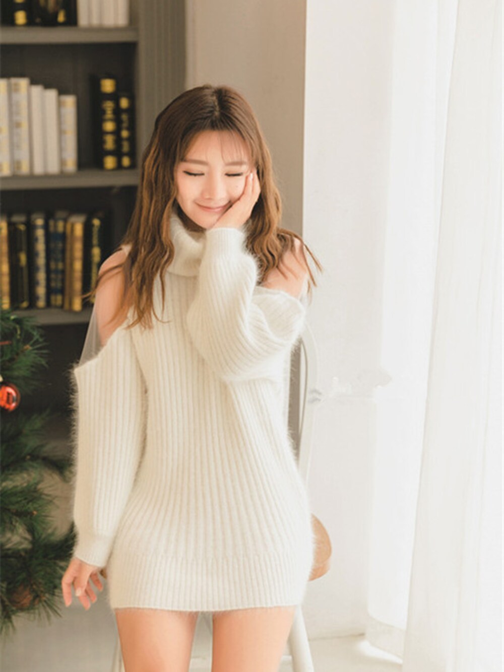 ホワイト系のニット/セーターを着用したレディースの秋コーディネートの1枚目の写真