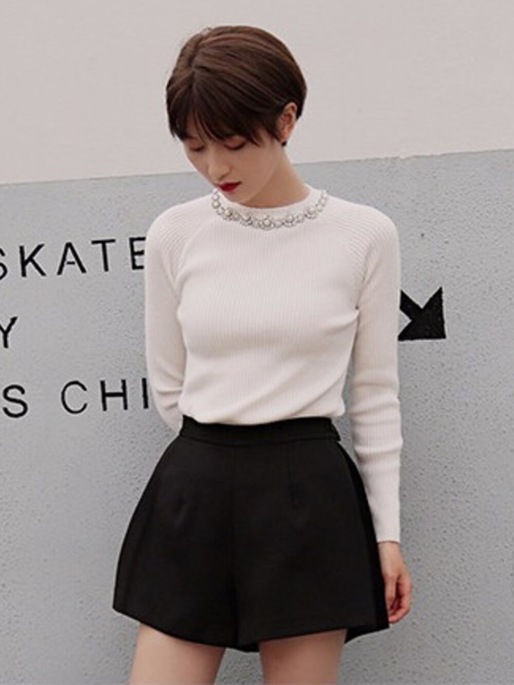 「プルオーバー、 ニット、冬コーデ、トップス、 ホワイト、冬、女の子、 シンプル」｜「2016SS ビジューニットプルオーバー（ニット/セーター、ホワイト系）」を使った、lilystore(リリーせかい)さん（レディース・160cm）の秋コーディネートの1枚目の写真