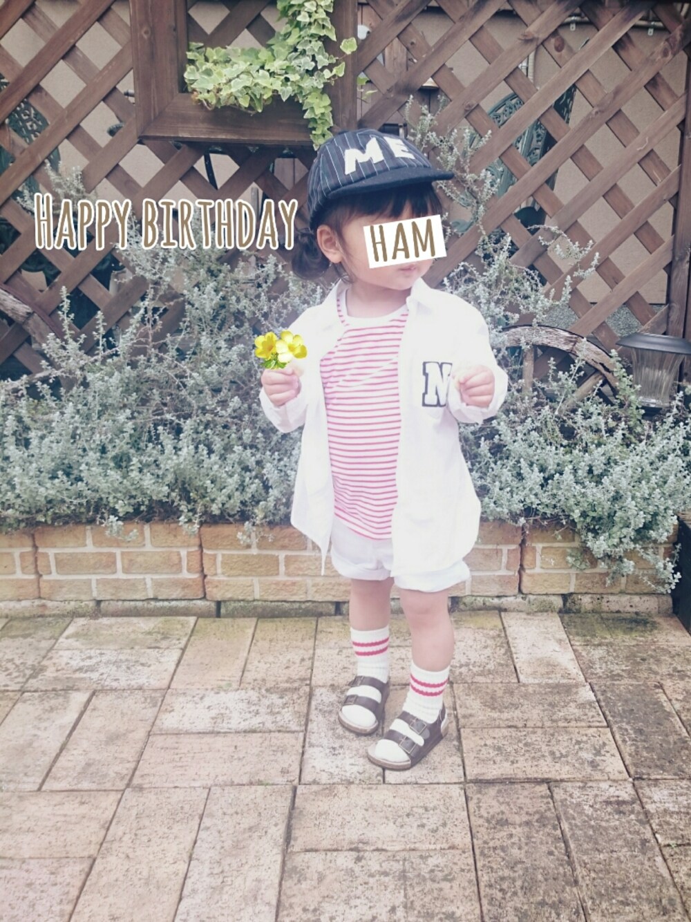 レッド系のTシャツ/カットソー、ホワイト系のシャツ/ブラウス、ホワイト系のパンツを着用したキッズの春コーディネートの1枚目の写真