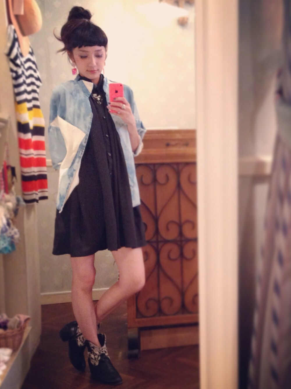 「シャツワンピ、ブリーチ加工、joujou、デニム シャツ、ROSE BUD、デニム ジャケット、hippiness」｜「hippinessのデニムシャツ（デニムジャケット、ブルー系）」を使った、marieさん（レディース・160cm）の春コーディネートの1枚目の写真