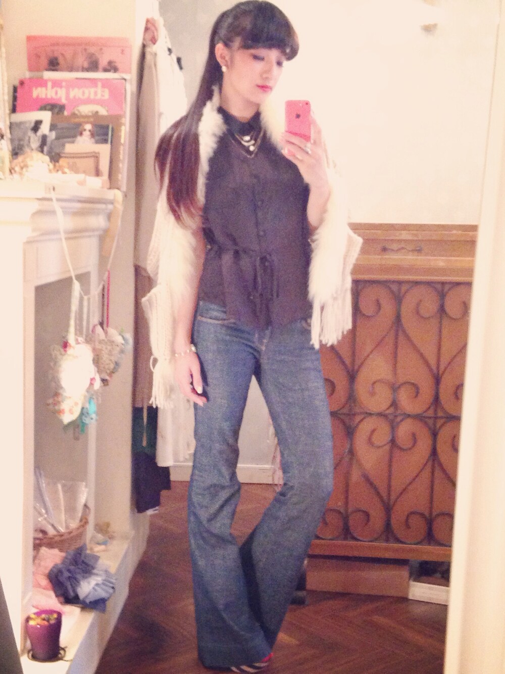 「キュプラ、ノースリーブシャツ、ベルボトム、hippiness、J BRAND、ポニーテール」｜「hippinessのcupro shirt（シャツ/ブラウス、ブラック系）」を使った、marieさん（レディース・160cm）の秋コーディネートの1枚目の写真