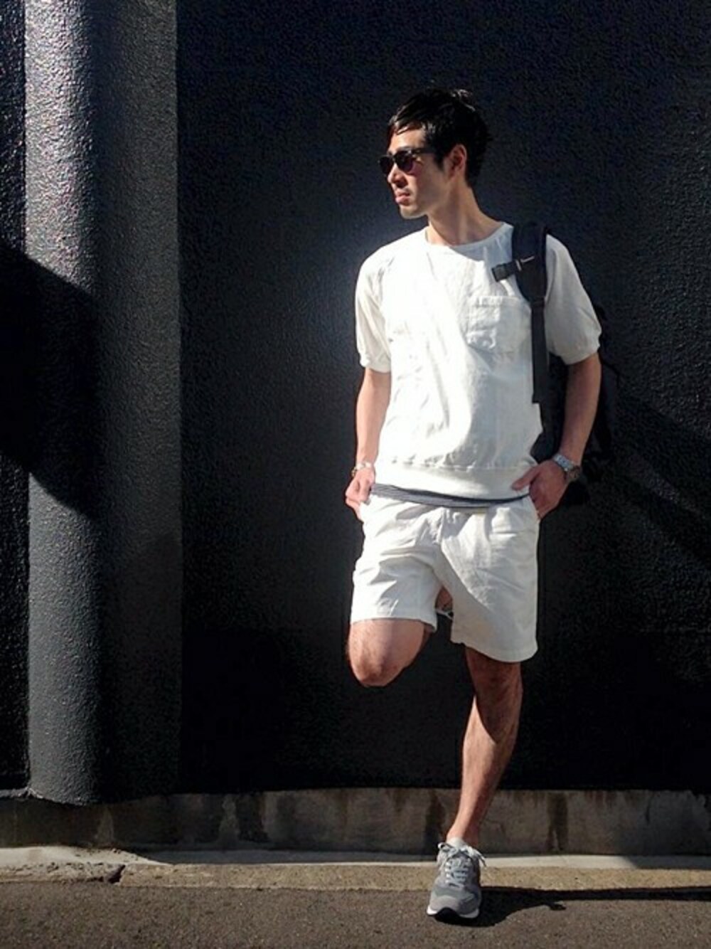 「New Balance、サングラス、シップス、SHIPS、Manhattan Portage、ホワイトコーデ、GRAMICCI」｜「SHIPSのManhattan Portage BLACK LABEL: TWIN ISLAND BACKPACK [Begin 5月号掲載]■（バックパック/リュック、ブルー系）」を使った、中川さん（メンズ・178cm）の夏コーディネートの1枚目の写真