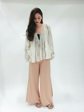 「スモックブラウス」｜秦麻里子さん（レディース・170cm）の春コーディネート