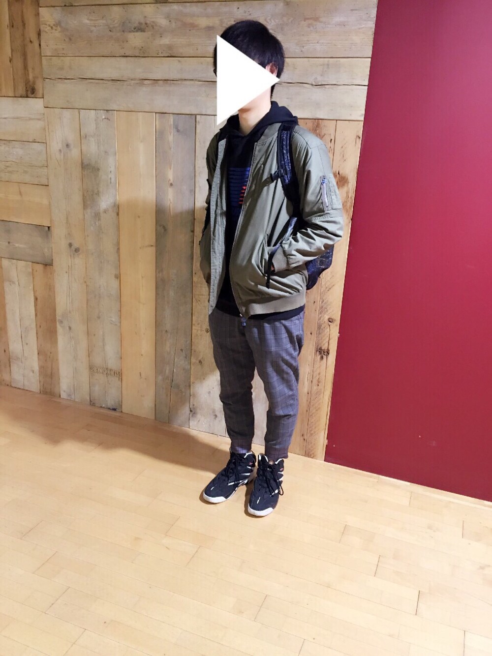 「FRAPBOISのアイテム（パンツ、グレー系）」を使った、yokoyamaaさん（メンズ・175cm）の春コーディネートの1枚目の写真