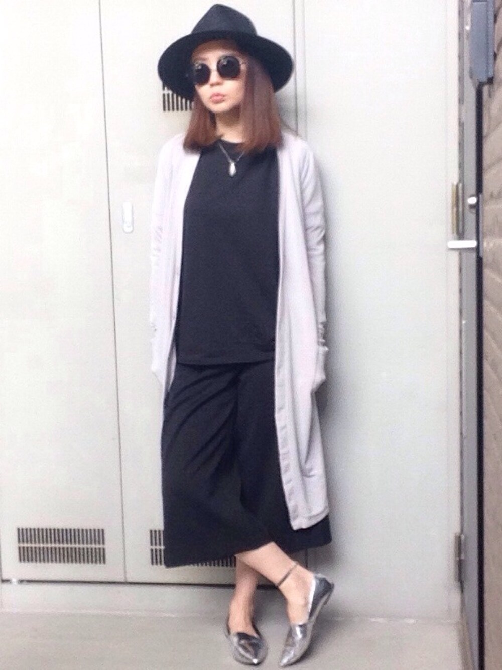 「GU、ZARA、AZUL by moussy、ロングカーディガン、ガウチョパンツ、ガウチョ、モノトーン、hat、ツバ広ハット、シルバーシューズ」｜「GUのアイテム（スウェット、ブラック系）」を使った、YUKA.さん（レディース・165cm）の春コーディネートの1枚目の写真