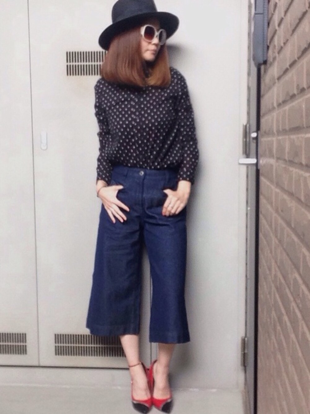 「UNIQLO、GU、CHARLES＆KEITH、AZUL by moussy、ガウチョパンツ、デニム、シャツ、レトロ、パンプス、アンクレット」｜「AZUL by moussyのアイテム（ハット、ブラック系）」を使った、YUKA.さん（レディース・165cm）の春コーディネートの1枚目の写真