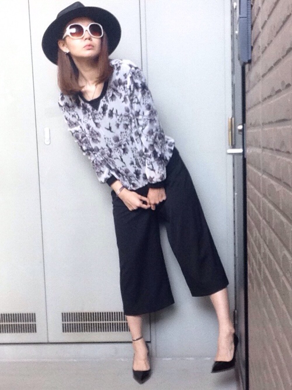 「ZARA、H&M、GU、ガウチョパンツ、ガウチョ、パンプス、ツバ広ハット」｜「H&Mのアイテム（トップス、グレー系）」を使った、YUKA.さん（レディース・165cm）の春コーディネートの1枚目の写真