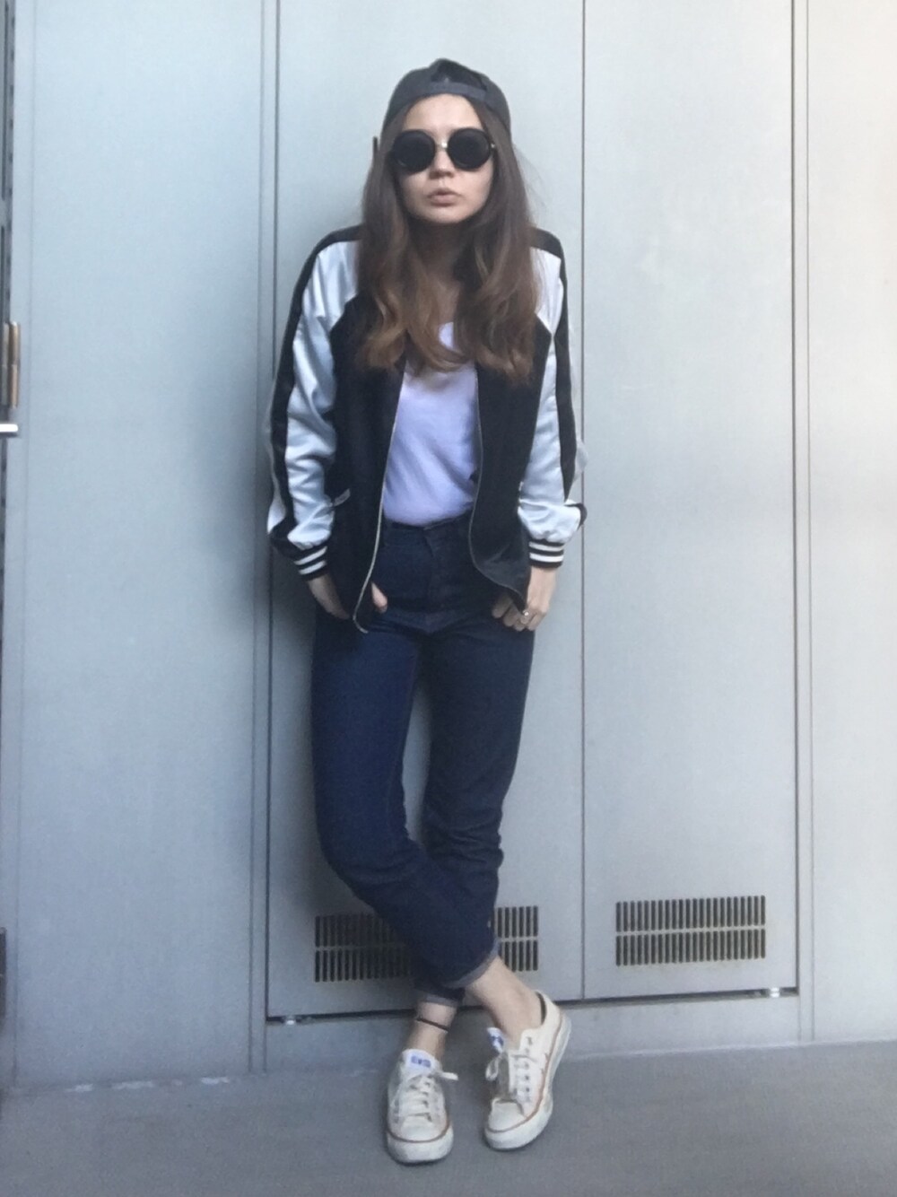 「シンプルコーデ、スカジャン、キャップ、キャップ後ろかぶり、コンバース、GU、UNIQLO、オトナカジュアル、ootd、ラフ」｜「GUのアイテム（デニムパンツ、ブルー系）」を使った、YUKA.さん（レディース・165cm）の春コーディネートの1枚目の写真