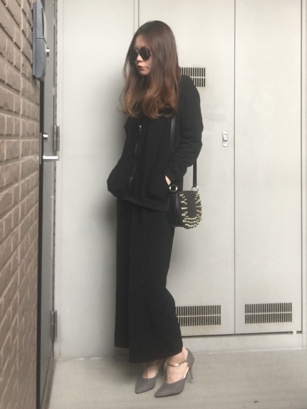 「シンプルコーデ、オトナカジュアル、ootd、GU、ZARA、ワイドパンツ、スタッズ、パンプス、ブラック、春コーデ」｜「ZARAのアイテム（その他アウター、ブラック系）」を使った、YUKA.さん（レディース・165cm）の春コーディネートの1枚目の写真