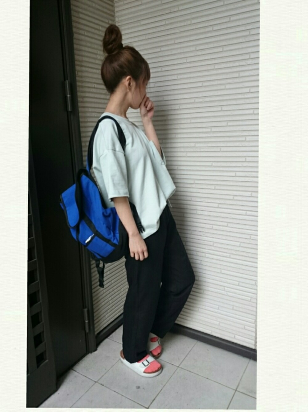 グリーン系のTシャツ/カットソー、ブラック系のその他パンツ、ブルー系のバックパック/リュックを着用したレディースの春コーディネートの1枚目の写真
