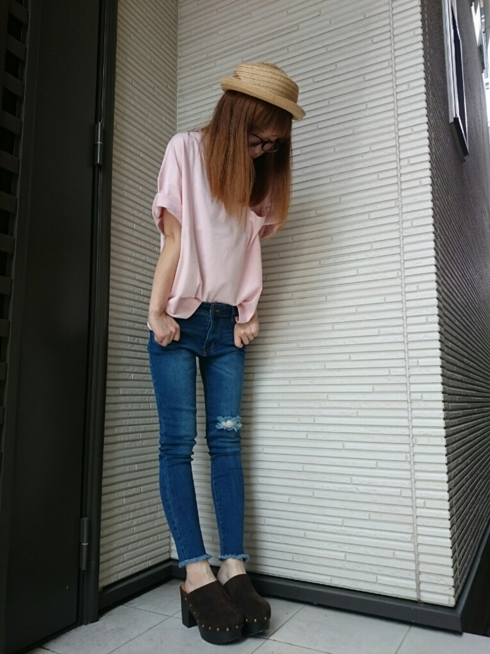 ピンク系のTシャツ/カットソー、ブルー系のデニムパンツ、ブラウン系のシューズを着用したレディースの夏コーディネートの1枚目の写真