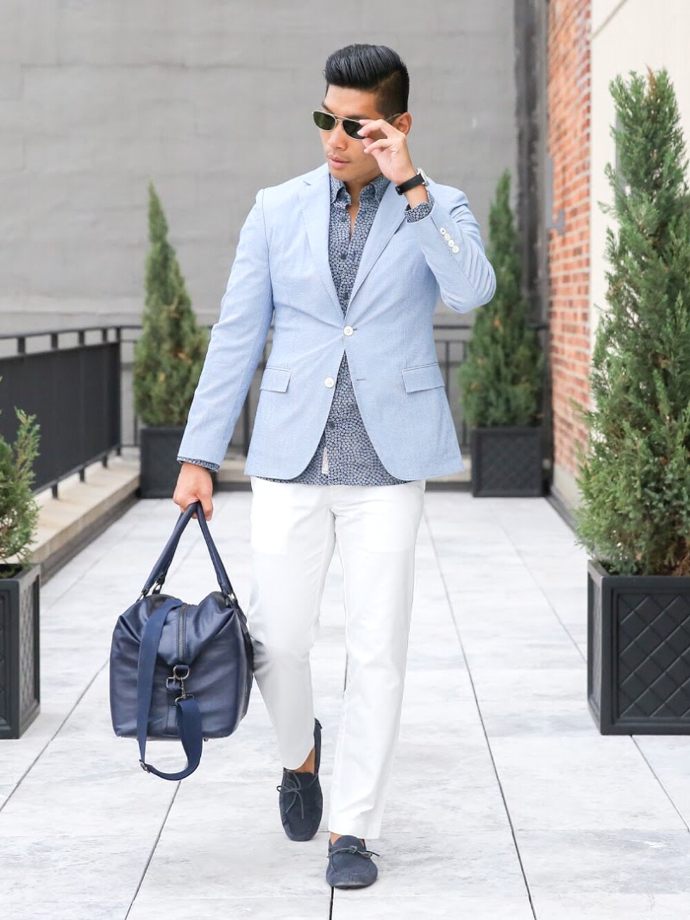 ブルー系のバッグ、ブルー系のスーツジャケット、ブラック系のアナログ腕時計を着用したメンズの秋コーディネートの1枚目の写真