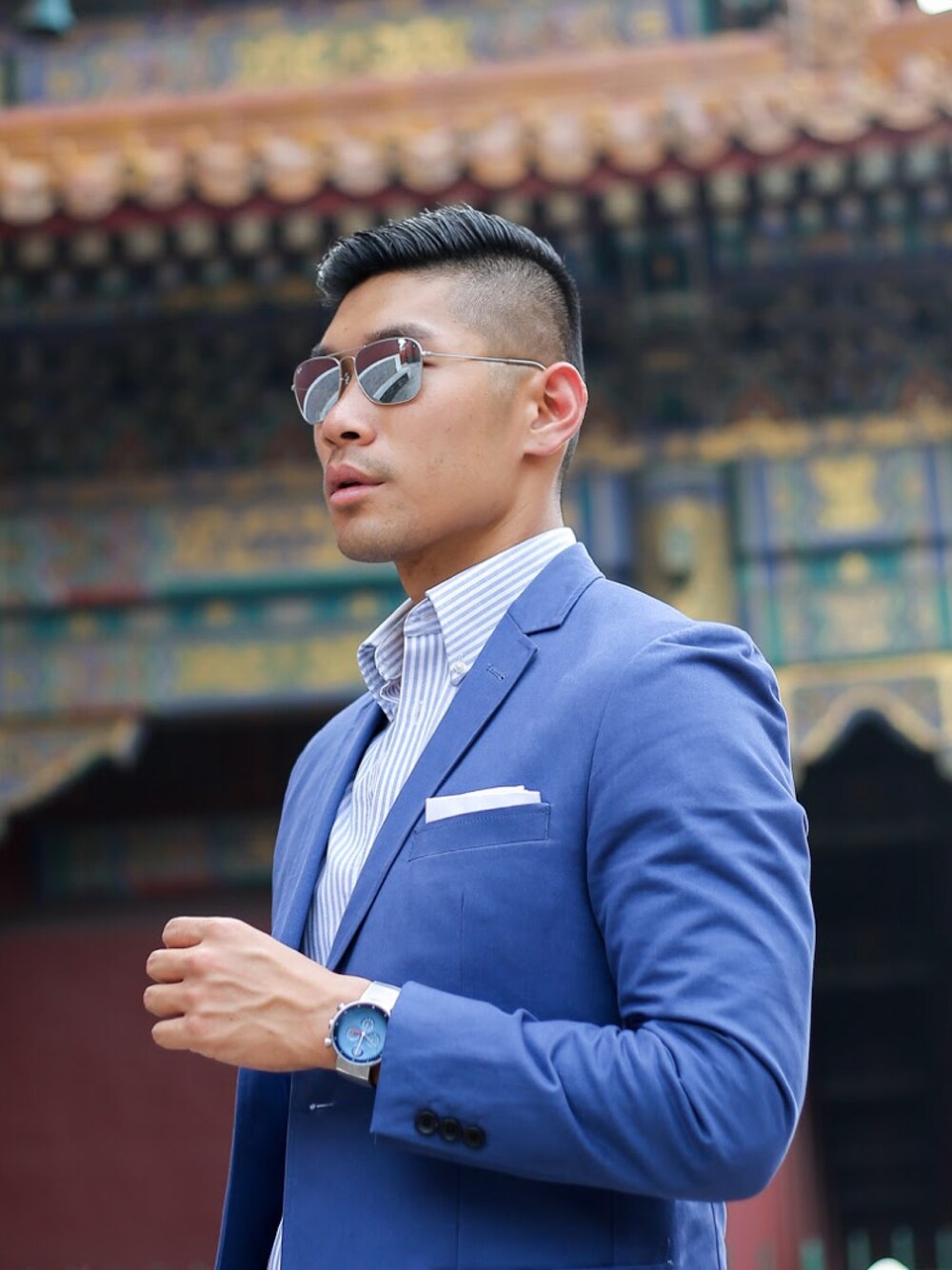 ブルー系のスーツジャケット、シルバー系のアナログ腕時計、シルバー系のサングラスを着用したメンズの秋コーディネートの1枚目の写真