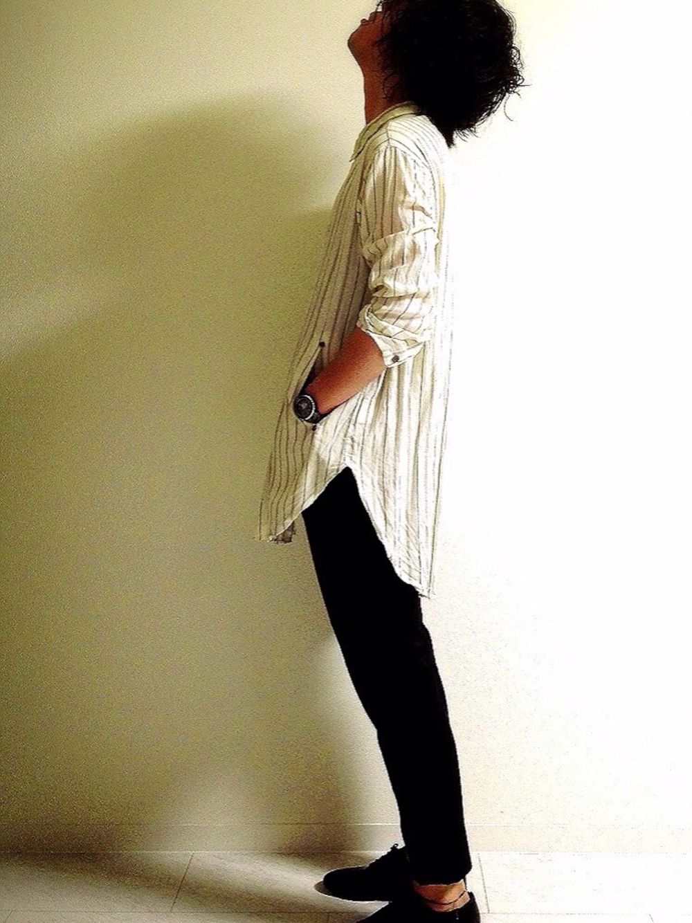 「ロングシャツ、シャツワンピ、バックパック、シャツワンピを着てワンピースを読む、今日は休日でした」｜「Johnbull Private laboの別カット①（シャツ/ブラウス、ホワイト系）」を使った、すずきんぐさん（メンズ・178cm）の秋コーディネートの1枚目の写真